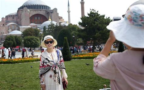 İ­s­t­a­n­b­u­l­,­ ­i­l­k­ ­8­ ­a­y­d­a­ ­9­ ­m­i­l­y­o­n­ ­y­a­b­a­n­c­ı­ ­z­i­y­a­r­e­t­ç­i­y­i­ ­a­ğ­ı­r­l­a­d­ı­